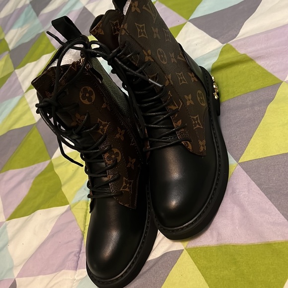 RARE L-V Inspired Combat/Lace up Boots - Picture 8 of 8